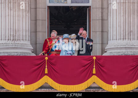 Londres, Royaume-Uni. 17 Juin, 2017. La Famille royale rassemble sur le balcon pour le passage aérien et des acclamations de la foule - Parade la couleur par les Gardes irlandais sur l'anniversaire de la Reine Parade. L'imprimeur de la couleur est "Dépêche" en face de Sa Majesté la Reine et tous les colonels Royal. Son Altesse Royale le duc de Cambridge prend l'examen du Colonel pour la première fois sur Horse Guards Parade équestre cheval Wellesley. Les Gardes irlandais sont dirigées par leur célèbre mascotte wolfhound Donald Mormaer. Crédit : Guy Bell/Alamy Live News Banque D'Images