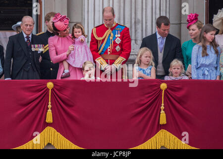 Londres, Royaume-Uni. 17 Juin, 2017. La Famille royale rassemble sur le balcon pour le passage aérien et des acclamations de la foule - Parade la couleur par les Gardes irlandais sur l'anniversaire de la Reine Parade. L'imprimeur de la couleur est "Dépêche" en face de Sa Majesté la Reine et tous les colonels Royal. Son Altesse Royale le duc de Cambridge prend l'examen du Colonel pour la première fois sur Horse Guards Parade équestre cheval Wellesley. Les Gardes irlandais sont dirigées par leur célèbre mascotte wolfhound Donald Mormaer. Crédit : Guy Bell/Alamy Live News Banque D'Images