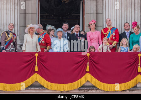 Londres, Royaume-Uni. 17 Juin, 2017. La Famille royale rassemble sur le balcon pour le passage aérien et des acclamations de la foule - Parade la couleur par les Gardes irlandais sur l'anniversaire de la Reine Parade. L'imprimeur de la couleur est "Dépêche" en face de Sa Majesté la Reine et tous les colonels Royal. Son Altesse Royale le duc de Cambridge prend l'examen du Colonel pour la première fois sur Horse Guards Parade équestre cheval Wellesley. Les Gardes irlandais sont dirigées par leur célèbre mascotte wolfhound Donald Mormaer. Crédit : Guy Bell/Alamy Live News Banque D'Images