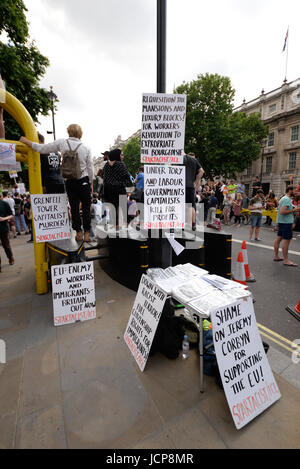 Les manifestants sont rassemblés à l'extérieur de Whitehall, Downing Street, pour protester contre le parti conservateur/DUP alliance, sous l'impulsion de griefs entourant l'incendie de Grenfell Banque D'Images