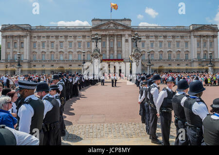 Londres, Royaume-Uni. 17 Juin, 2017. La Police part à la foule à la fin - la parade la couleur par les Gardes irlandais sur l'anniversaire de la Reine Parade. L'imprimeur de la couleur est "Dépêche" en face de Sa Majesté la Reine et tous les colonels Royal. Son Altesse Royale le duc de Cambridge prend l'examen du Colonel pour la première fois sur Horse Guards Parade équestre cheval Wellesley. Les Gardes irlandais sont dirigées par leur célèbre mascotte wolfhound Donald Mormaer. Crédit : Guy Bell/Alamy Live News Banque D'Images