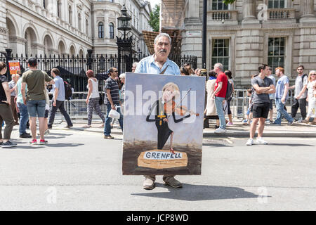 Londres, Royaume-Uni. 17 Juin, 2017. Artiste politique turc Kaya Mar présente ses dernières œuvres à l'extérieur de Downing Street à Londres le Premier Ministre parodiant Theresa May's traitement de l'incendie de la tour de Grenfell qui a fait un nombre inconnu de vie. © Guy Josse/Alamy Live News Banque D'Images