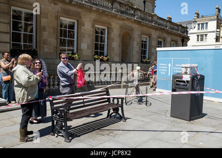 Bath, Royaume-Uni, 17 juin 2017. Comme le Royaume-Uni est réglé pour voir c'est plus chaud week-end de l'année jusqu'à présent, les gens sont représentés comme ils s'arrêtent pour prendre des photos d'un essaim d'abeilles qui avaient élu domicile dans une corbeille à côté de l'abbaye de Bath. Banque D'Images