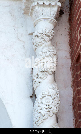 Les détails de la sculpture sur pierre sur la cathédrale de la Dormition du Kremlin de Riazan, 1699, Ryazan, Russie Banque D'Images