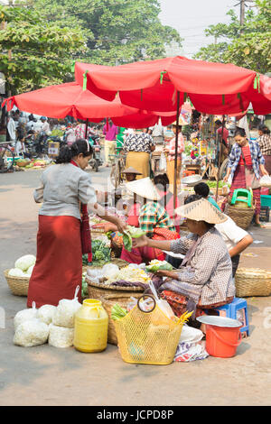 Marché du frais matin dans le centre de Mandalay, Myanmar Banque D'Images