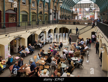 UK, Londres, Covent Garden, diners en basse cour salon alimentaire Banque D'Images