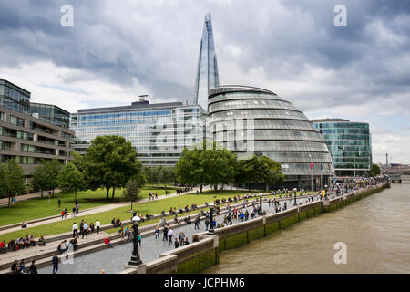 UK, London, Southwark, le Shard au-dessus de parc de potiers et l'Hôtel de ville de Tower Bridge Banque D'Images