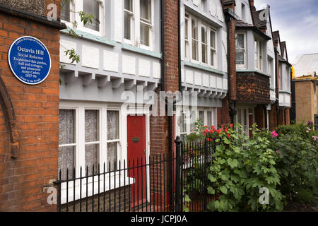 UK, London, Southwark, Redcross Way, Croix Rouge, Jardin, plaque bleue Octavia Hill et le logement social 1887-1890 Banque D'Images
