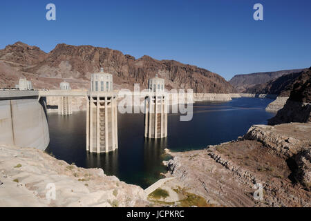 Avis de conduites forcées, ou des tours de prise d'eau, dans le Lac Mead au Barrage Hoover sur le Colorado Riverl Banque D'Images