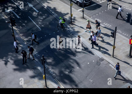 Les piétons traversant Road dans la ville de Londres pendant l'heure de pointe du matin Banque D'Images