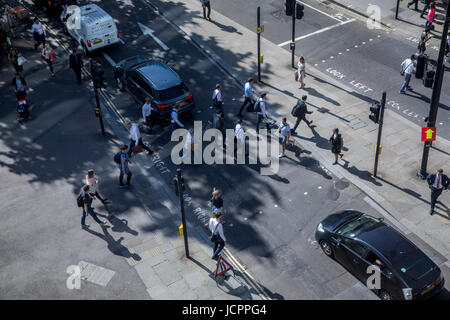 Les piétons traversant Road dans la ville de Londres pendant l'heure de pointe du matin Banque D'Images