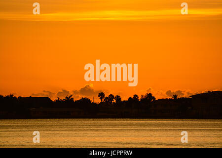Coucher de soleil depuis la chaussée sur Belleair côtières entre en Belleair Bluffs, Florida Banque D'Images