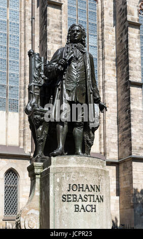 Statue à l'extérieur de l'extérieur de Bach l'église St Thomas (Thomaskirche), Leipzig, Allemagne. Banque D'Images