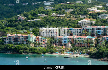 Vacances sur l'île des Caraïbes de Saint Thomas les Îles Vierges des États-Unis. Vue d'un navire de croisière. Banque D'Images