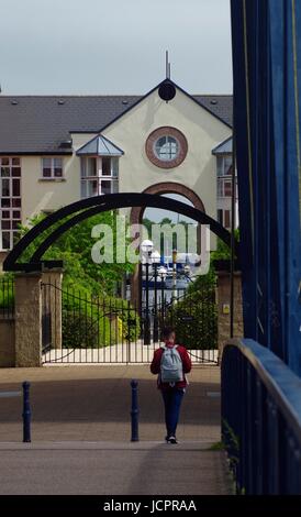 Vue vers les appartements d'Cricklepit Suspension Bridge, Exeter Quay. Devon, Royaume-Uni. Juin, 2017. Banque D'Images