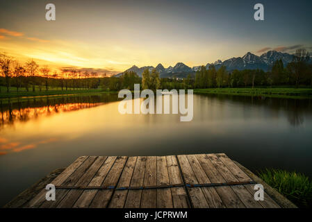 Coucher du soleil au-dessus d'un lac en hautes montagnes Tatras en Slovaquie. Longue exposition. Banque D'Images