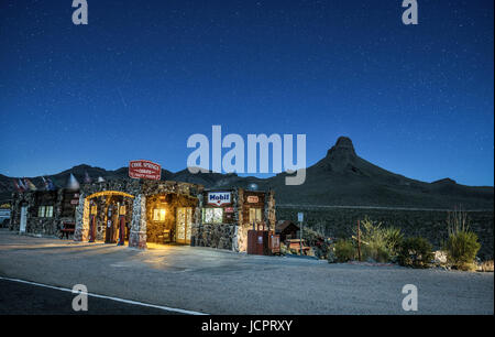 COOL SPRINGS, Arizona, USA - Le 19 mai 2016 : Ciel de nuit avec beaucoup d'étoiles au-dessus reconstruit Cool Springs station dans le désert de Mojave sur l'historique route 66 en Banque D'Images