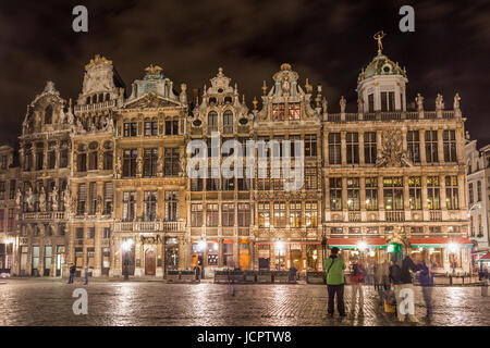 Façades de vieux bâtiments historiques dans célèbre Grand Place la nuit. Bruxelles, Belgique Banque D'Images