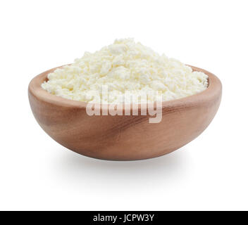 Le fromage blanc dans un bol en bois isolé sur blanc Banque D'Images