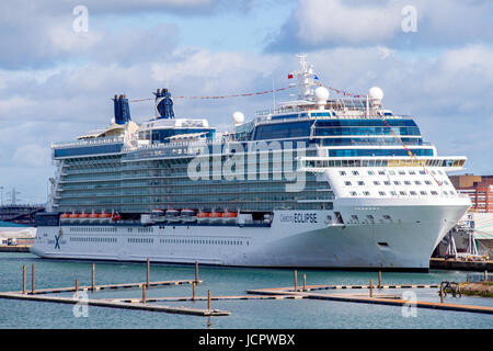 Eclipse Celebrity Cruise bateau amarré dans le port de Southampton, Angleterre Banque D'Images