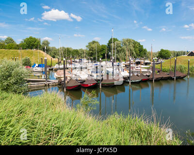 Et les bateaux de plaisance traditionnelle en marina de ville fortifiée de Woudrichem, Brabant, Pays-Bas Banque D'Images