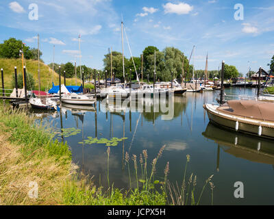 Dans les bateaux de plaisance de ville fortifiée de Woudrichem, Brabant, Pays-Bas Banque D'Images