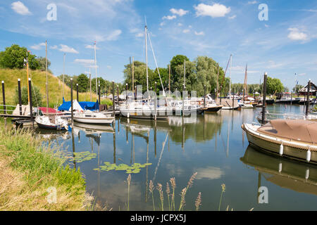 Dans les bateaux de plaisance de ville fortifiée de Woudrichem, Brabant, Pays-Bas Banque D'Images