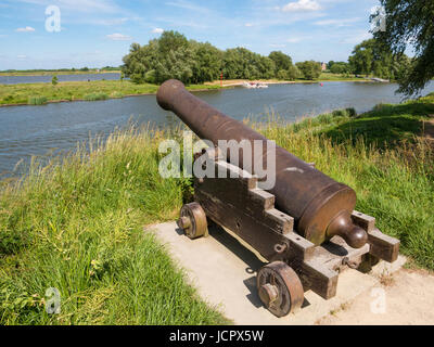 Le canon et la rivière rempart Afgedamde Maas avec château Loevestein sur mesure banque, ville fortifiée de Woudrichem, Brabant, Pays-Bas Banque D'Images