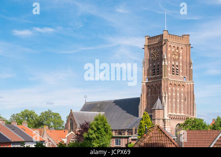 Clocher carré Mosterdpot de Saint Martin's Church dans la vieille ville fortifiée de Woudrichem, Brabant, Pays-Bas Banque D'Images