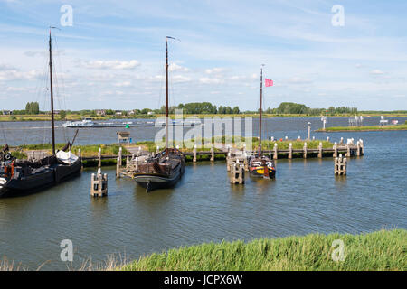 Barge sur river Boven-Merwede et voiliers du port historique de la vieille ville fortifiée de Woudrichem, Brabant, Pays-Bas Banque D'Images