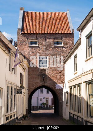 City Gate Gevangenpoort dans la vieille ville fortifiée de Woudrichem, Brabant, Pays-Bas Banque D'Images