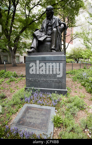 Horace Greeley fondateur de la new york tribune monument et Joseph Pulitzer comprimé dans city hall park civic center New York USA Banque D'Images