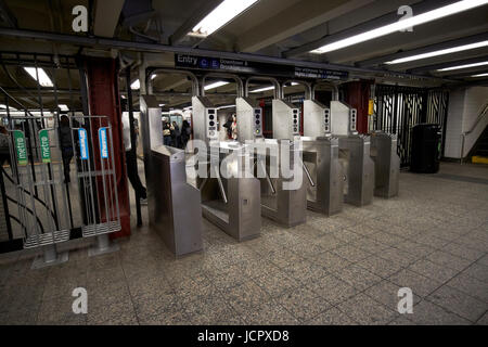 Portes d'entrée de la station de métro à New York États-unis plate-forme Banque D'Images