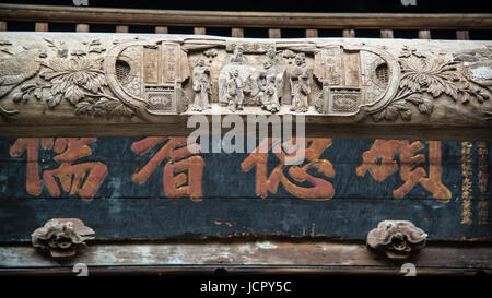 Chinois traditionnel de sculpture sur bois et à Fenghuang caligraphy Hunan province chine Banque D'Images