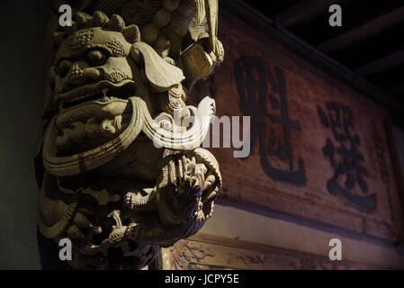 Chinois traditionnel de sculpture sur bois et à Fenghuang caligraphy Hunan province chine Banque D'Images