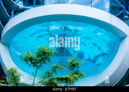Voir en fond de verre, piscine, Yaletown, Vancouver, Colombie-Britannique, Canada. Banque D'Images