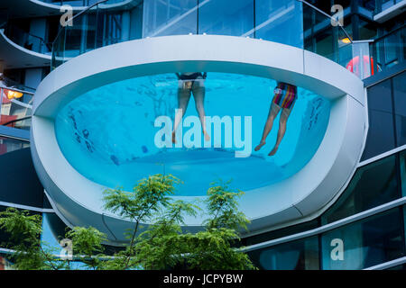 Voir en fond de verre, piscine, Yaletown, Vancouver, Colombie-Britannique, Canada. Banque D'Images