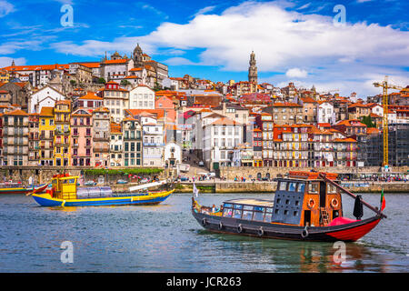 Porto, Portugal vieille ville skyline de tout le fleuve Douro. Banque D'Images