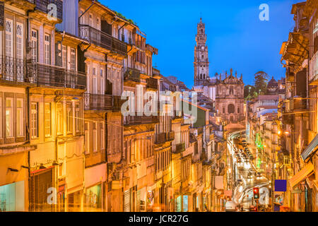 Porto, Portugal cityscape vers l'Église des clercs. Banque D'Images