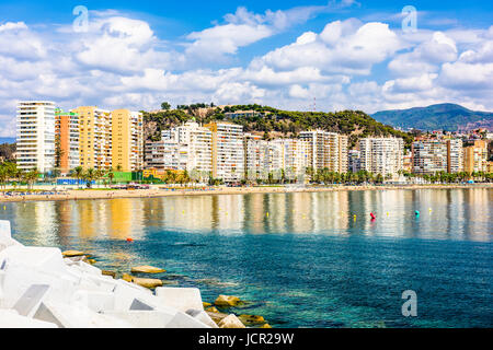 Malaga, Espagne resort skyline à la plage de Malagueta. Banque D'Images