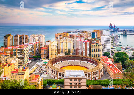 Malaga, Espagne skyline vers la mer Méditerranée. Banque D'Images