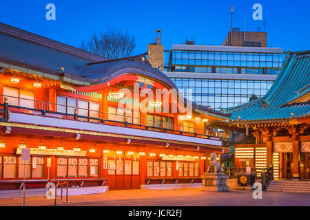 Tokyo, Japon à Kanda Sanctuaire du portail principal. Banque D'Images