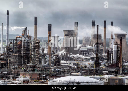 Complexe industriel de Grangemouth montrant les tours de refroidissement et des piles l'Ecosse Banque D'Images