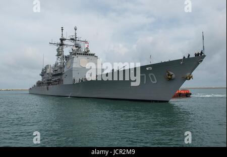 La Marine américaine de classe Ticonderoga croiseur lance-missiles USS Lake Erie arrive pour une mission humanitaire après de graves inondations et glissements de terrain 11 juin 2017 à Colombo, Sri Lanka. Banque D'Images