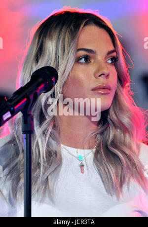 Louisa Johnson vainqueur du douzième UK série de The X Factor en 2015 lors de la diffusion en direct de la finale de BBC Radio 2's 500 mots concours d'écriture créative à la Tour de Londres. Banque D'Images