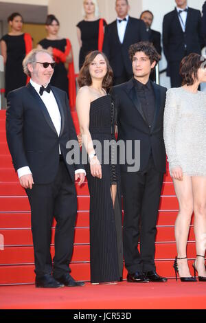 Arnaud Desplechin, Marion Cotillard, Louis Garrel et Charlotte Gainsbourg en assistant à la projection de gala d'ouverture de 'Ismael's Ghosts (Les fantômes d'Ismael)' à la 70e assemblée annuelle du Festival du Film de Cannes au Palais des Festivals à Cannes, France. En vedette : Arnaud Desplechin, Marion Cotillard, Louis Garrel, où Charlotte Gainsbourg : Cannes, France Quand : 17 mai 2017 Crédit : John Rainford/WENN.com Banque D'Images