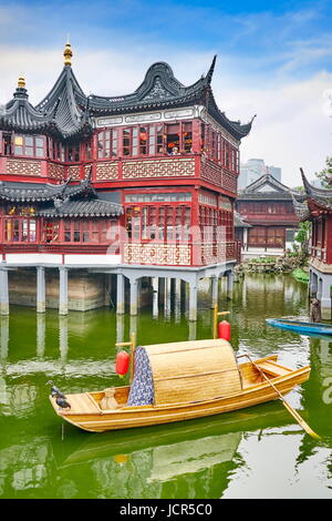 Bateau en bois traditionnel chinois dans le jardin Yuyuan, Shanghai, Chine Banque D'Images