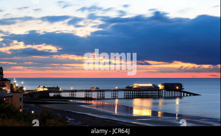 La jetée illuminted de nuit comme le crépuscule descend sur la mer du Nord, Cromer, North Norfolk, Angleterre, Europe Banque D'Images