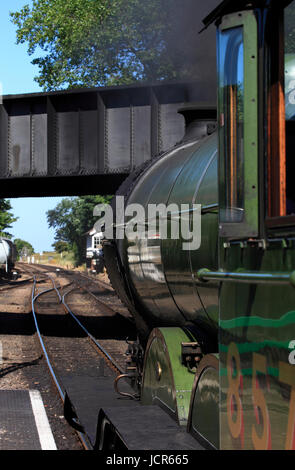 LNER B12 8572 locomotive à vapeur livrée vert pomme s'éloigne sur le chemin de fer du Nord, North Norfolk Norfolk, Angleterre, Europe Banque D'Images