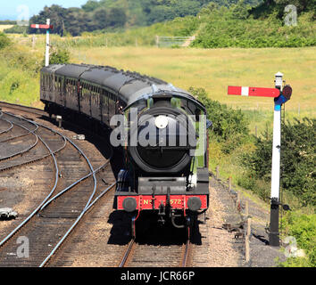 LNER B12 8572 tire en Weybourne Station sur une chaude journée d'été. Le chemin de fer du Nord, North Norfolk Norfolk, Angleterre, Europe Banque D'Images